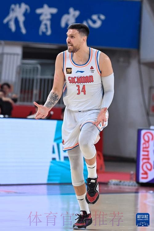 古德温控球过半场 右路突破上篮得手